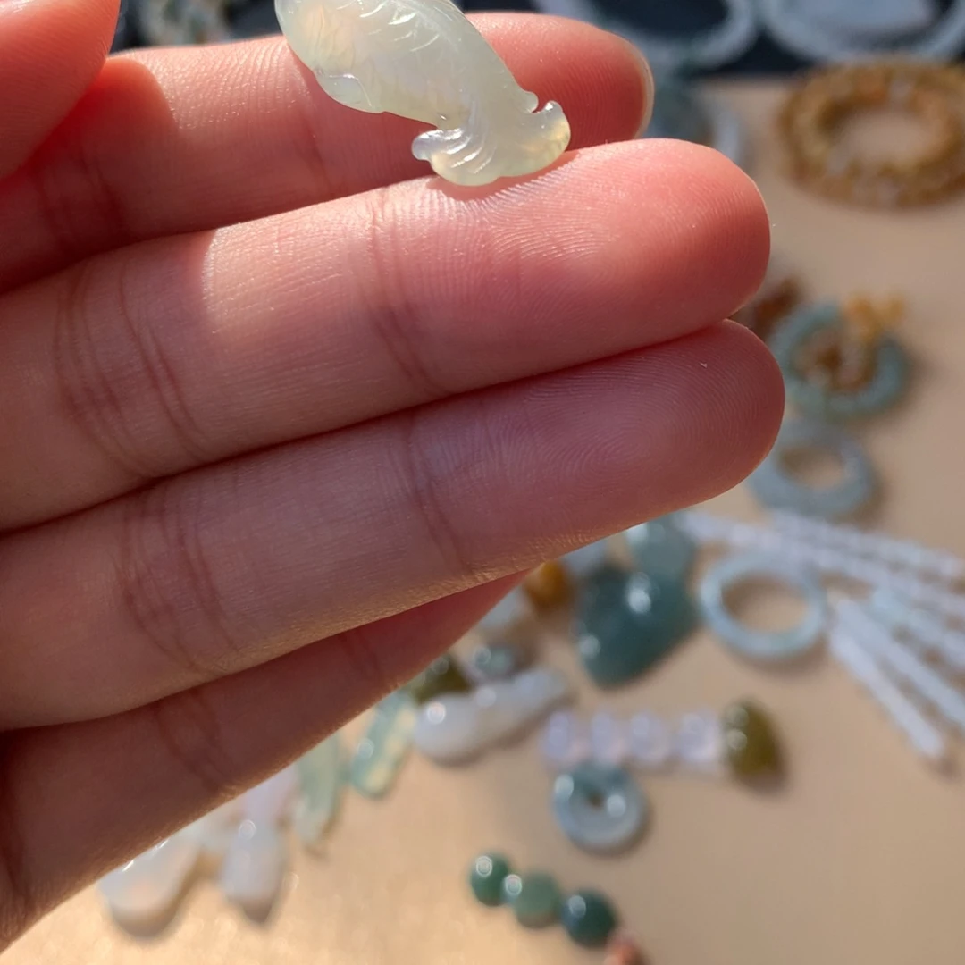 翡翠未镶嵌颈饰鱼