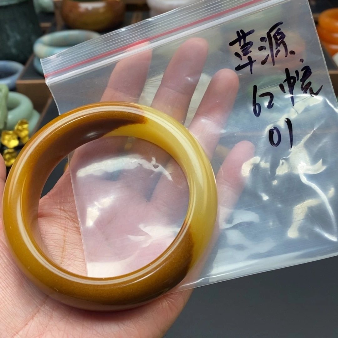 石英质玉手镯未镶嵌草**原