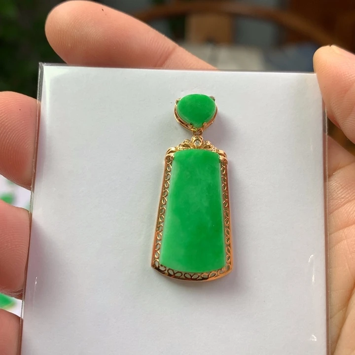 翡翠18K金镶嵌颈饰翡翠吊坠