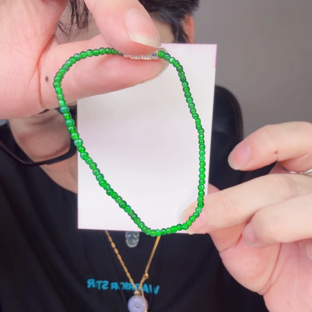 翡翠未镶嵌颈饰一件