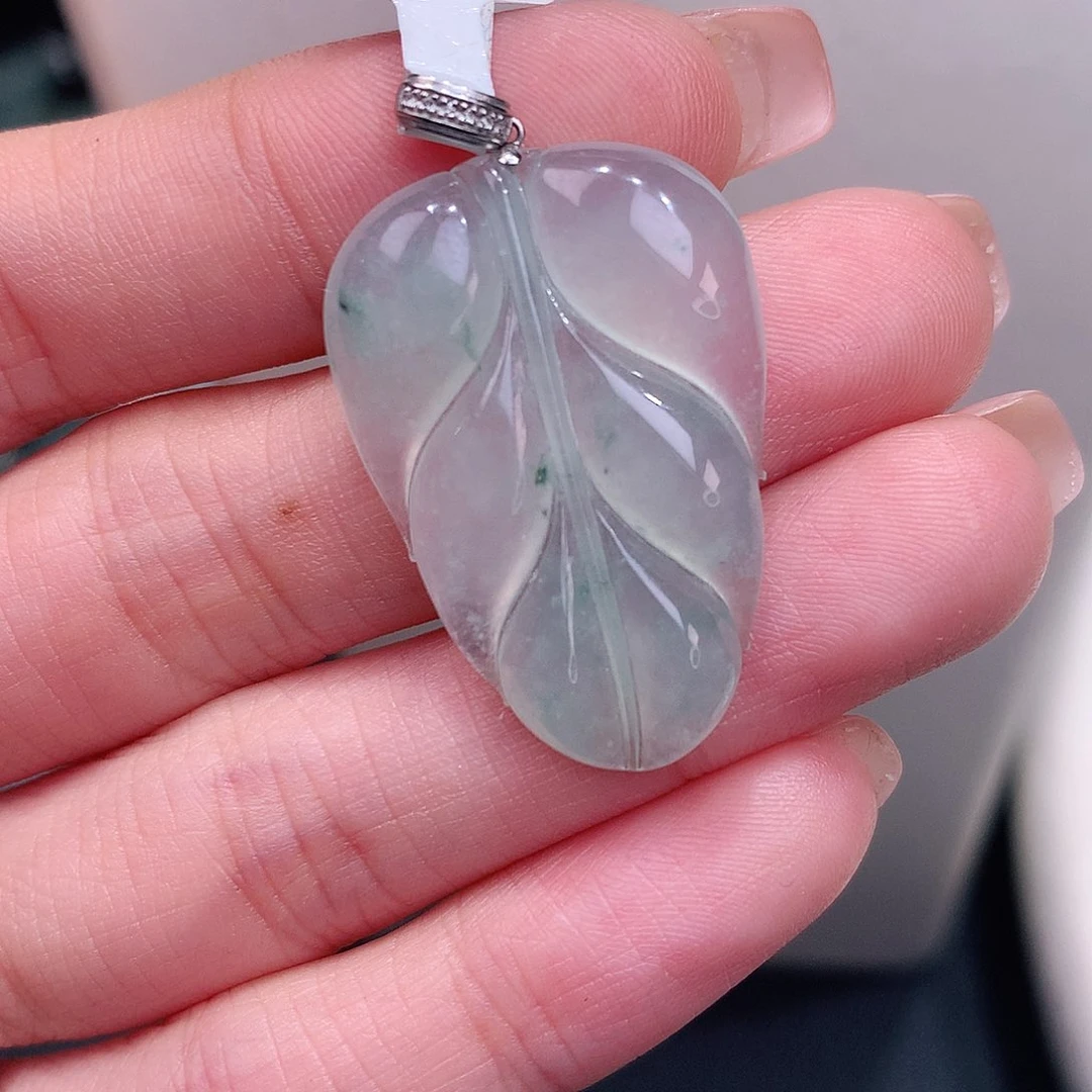 颈饰18K金镶嵌翡翠冰晴底叶子