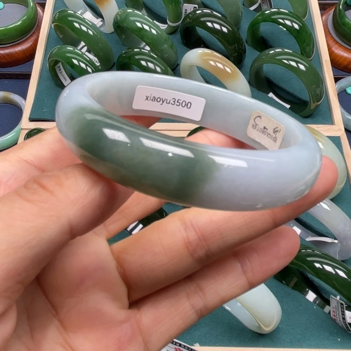 翡翠手镯未镶嵌翡翠手镯