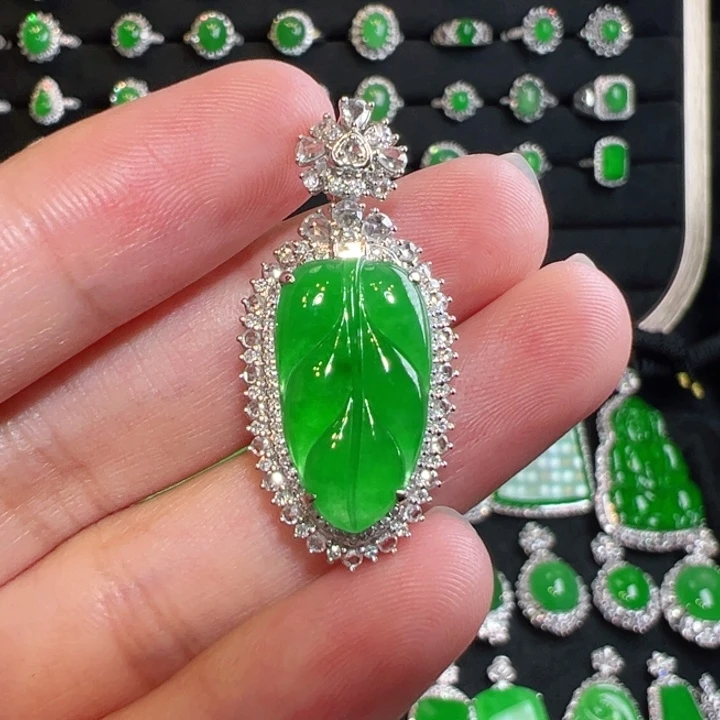 颈饰18K金镶嵌翡翠冰阳绿叶子吊坠