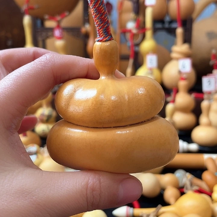 长****）葫芦丝老师在讲英语课前