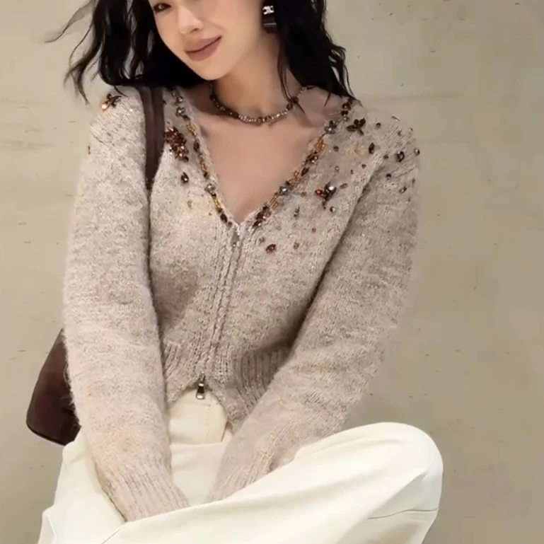 <猪猪出品>红人燕麦轻奢时尚气质网红秋冬V领镶钻两色针织开衫
