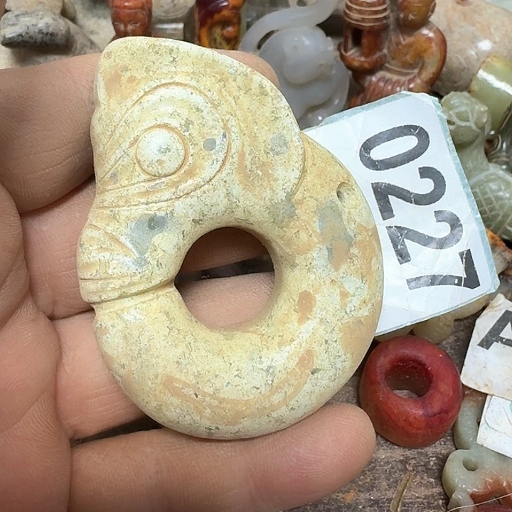 蛇纹石玉颈饰未镶嵌