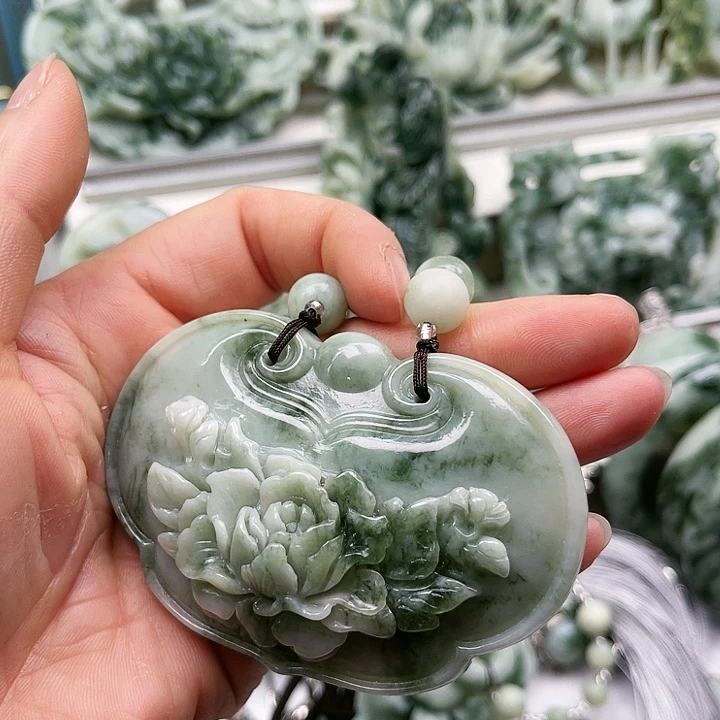 透闪石-蛇纹石玉颈饰未镶嵌弘*