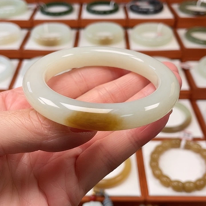 和田玉未镶嵌手镯