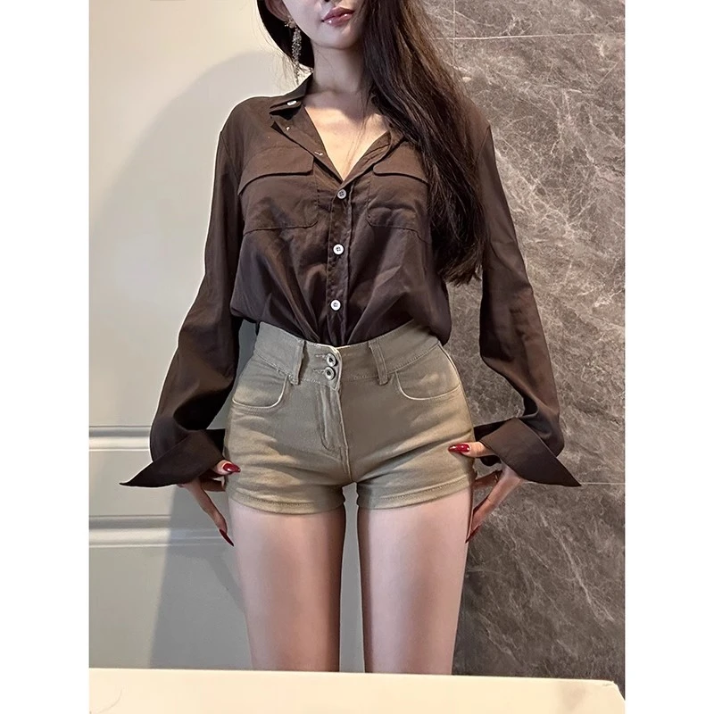 辣妹双扣牛仔短裤女2025春季新款浅卡其高腰显瘦美胯热裤短款百搭