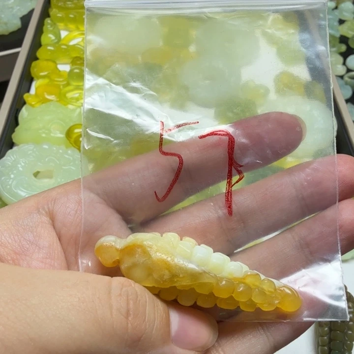 透闪石-蛇纹石玉吊坠未镶嵌