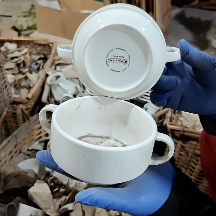 摆件盘子碗茶壶啥都有