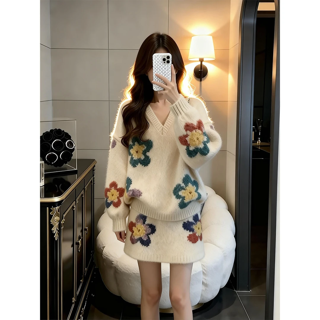 小个子秋冬慵懒风套装女软糯花朵刺绣V领针织衫女设计感短裙套装