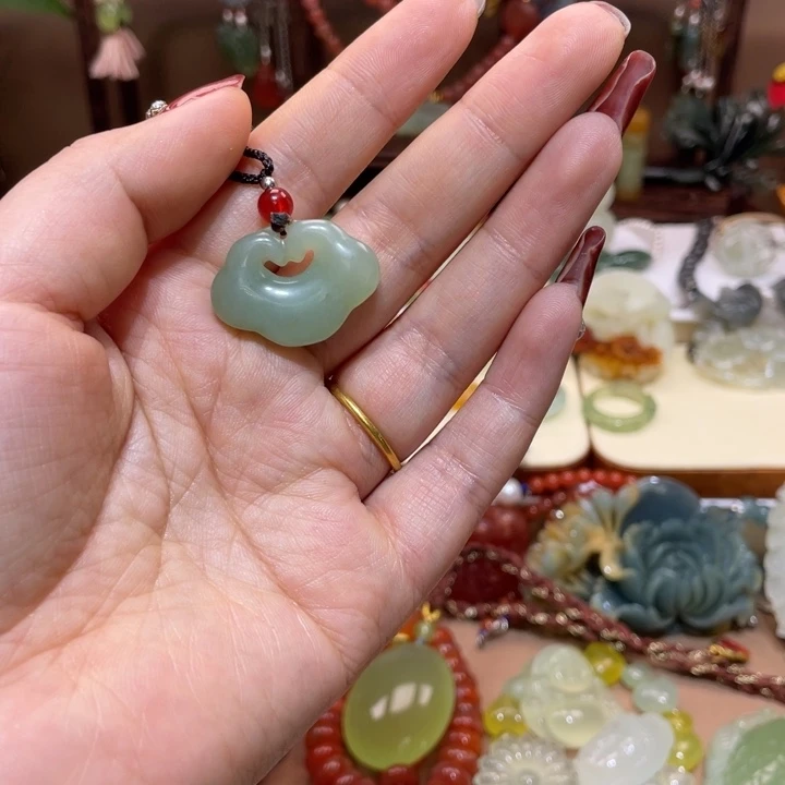 蛇纹石玉颈饰未镶嵌