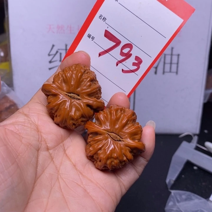 文玩核桃把件@*绮793，37白狮子