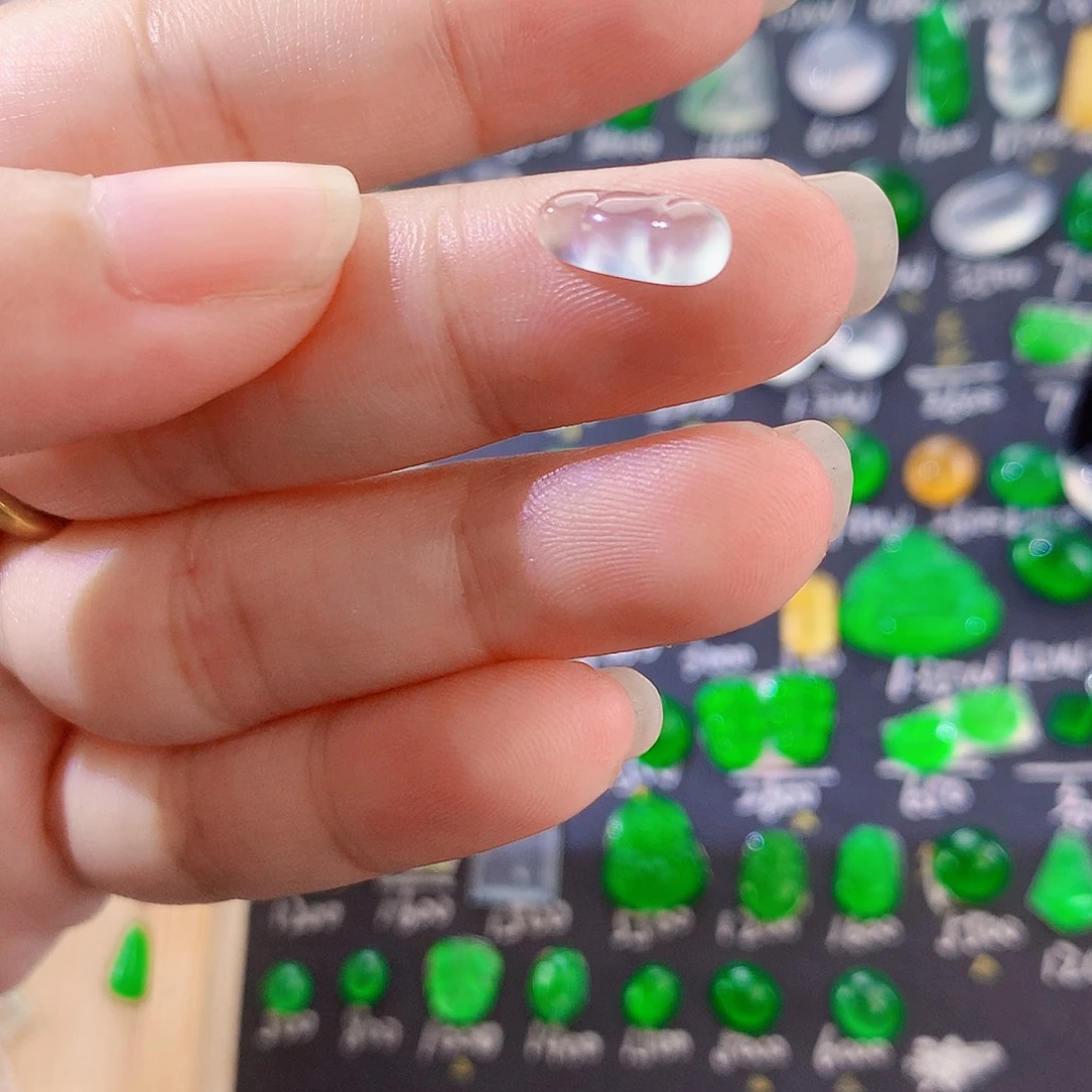 翡翠未镶嵌颈饰白钢豆