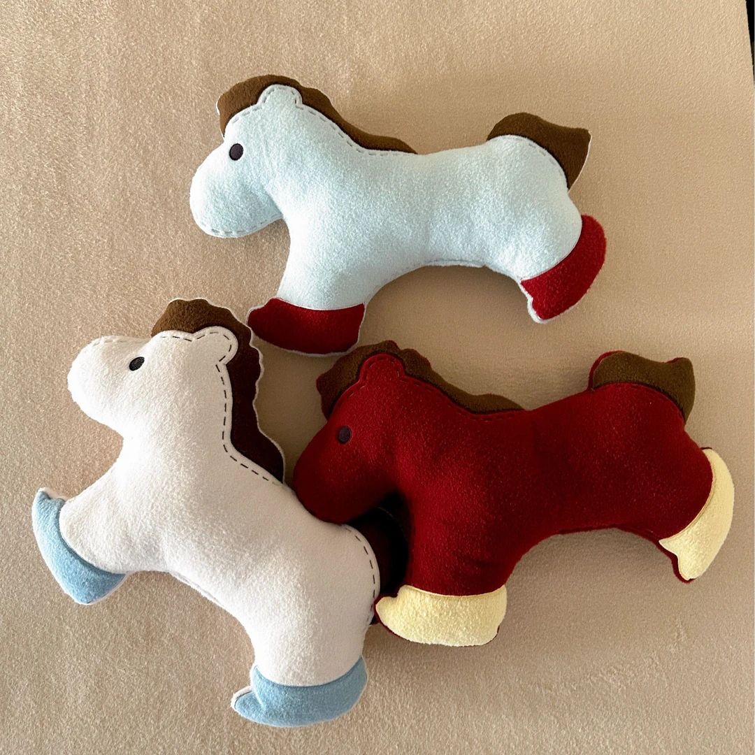 新年抱枕幸运小马抱枕可爱家用卧室客厅沙发摆件马年吉祥物