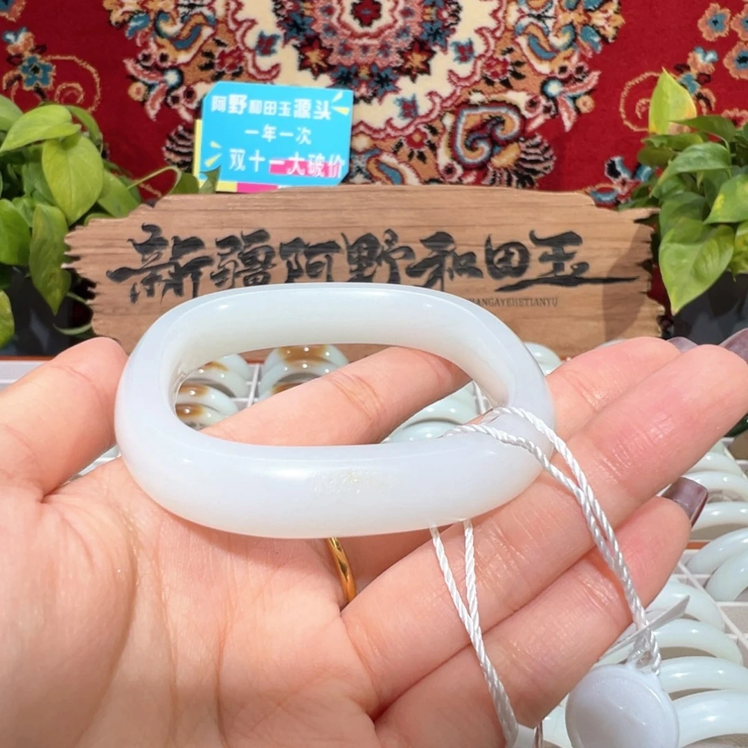 未镶嵌手镯和田玉新疆羊脂级手镯（方镯）