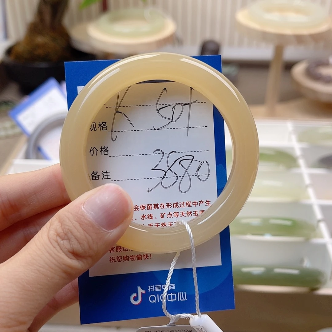 和田玉手镯未镶嵌半*