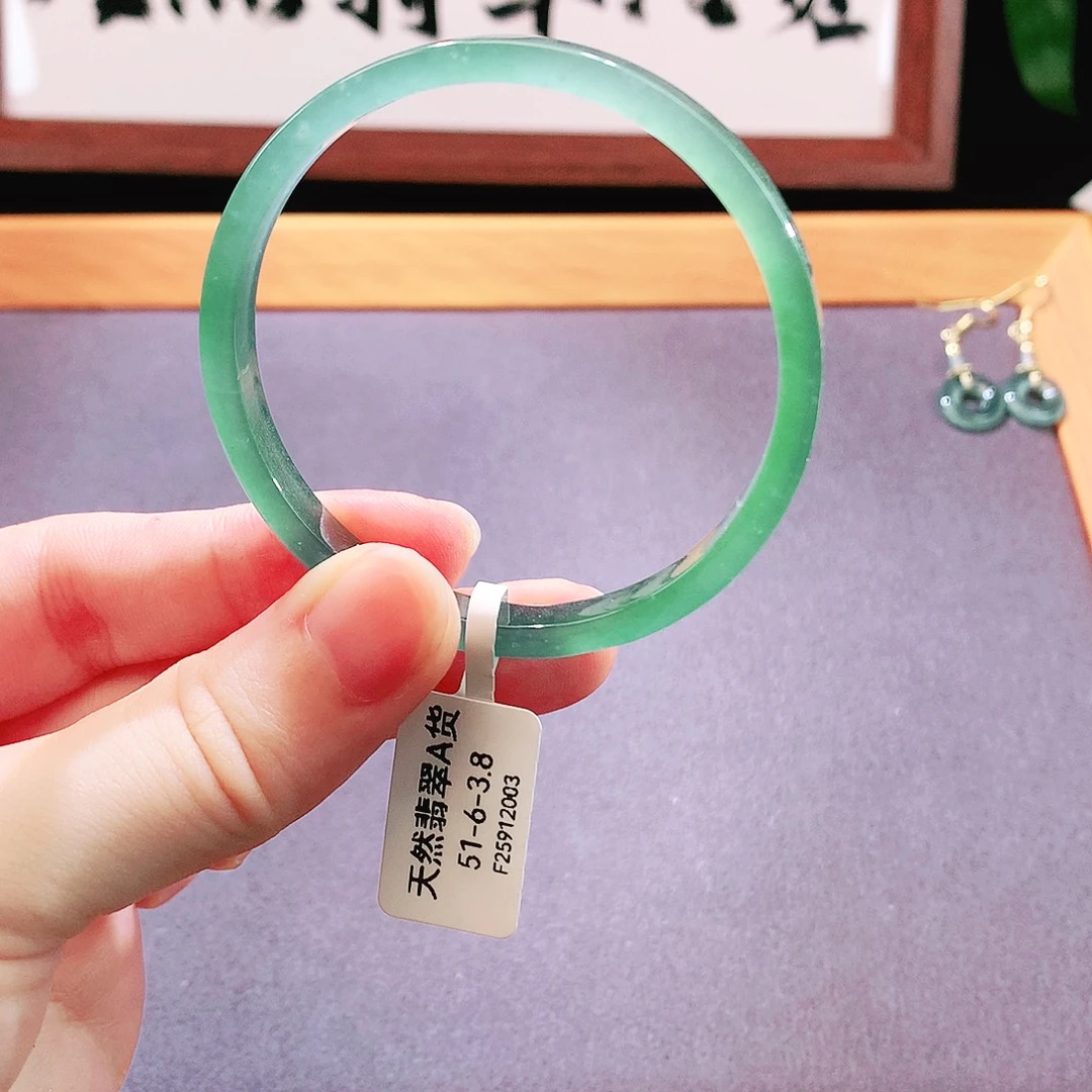翡翠手镯未镶嵌天然翡翠