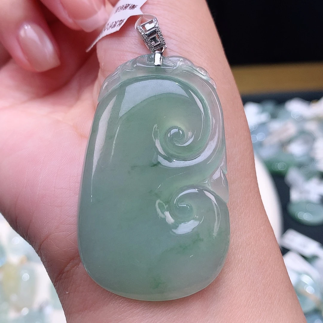 颈饰18K金镶嵌翡翠如意