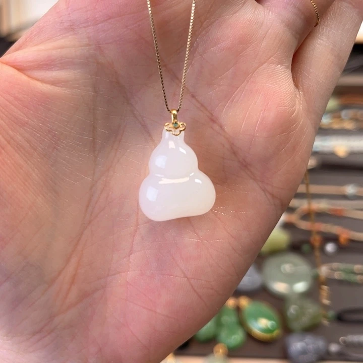 和田玉18K金镶嵌颈饰葫芦