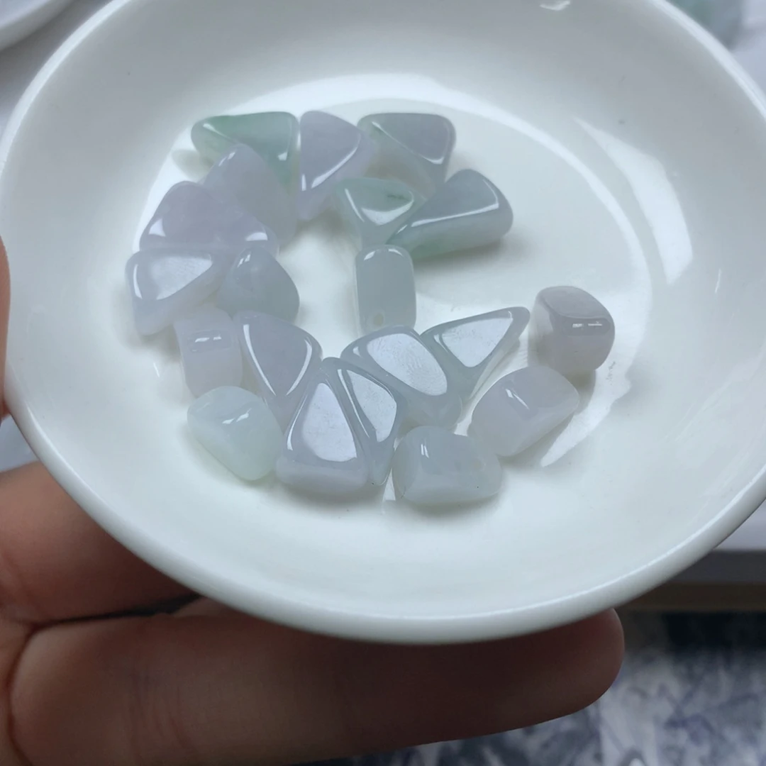 翡翠颈饰未镶嵌随形珠。20颗