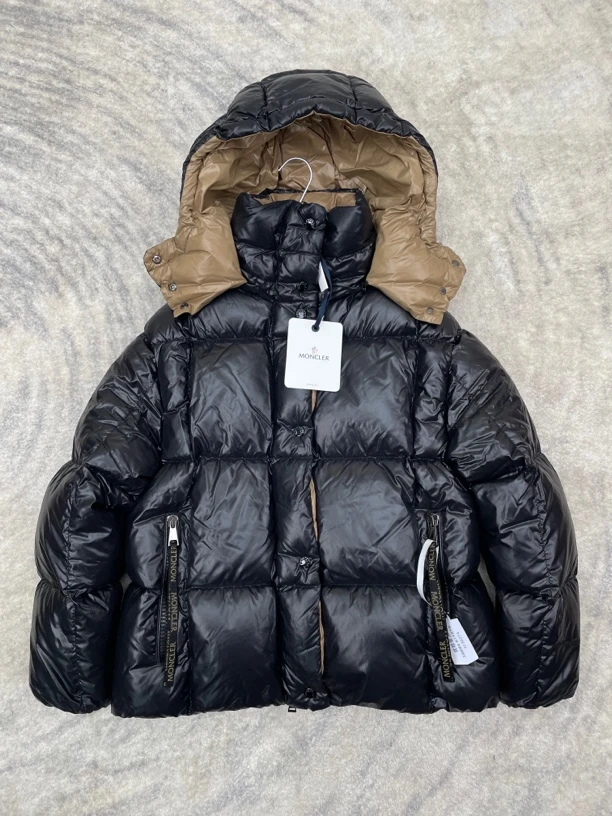全新未使用 MONCLER 1码paana黑金亮面连帽羽绒服店面摆样-50274