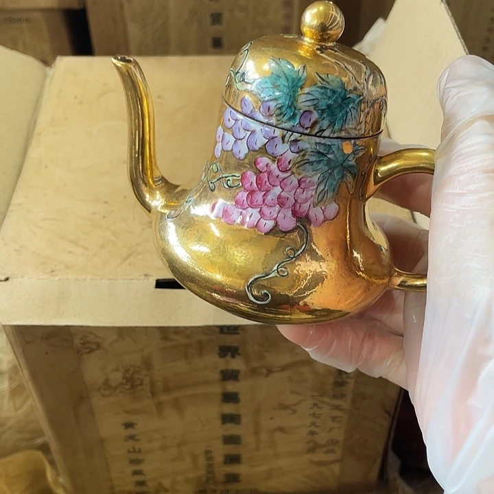紫砂茶壶原矿泥料手工制作的一把紫砂壶。