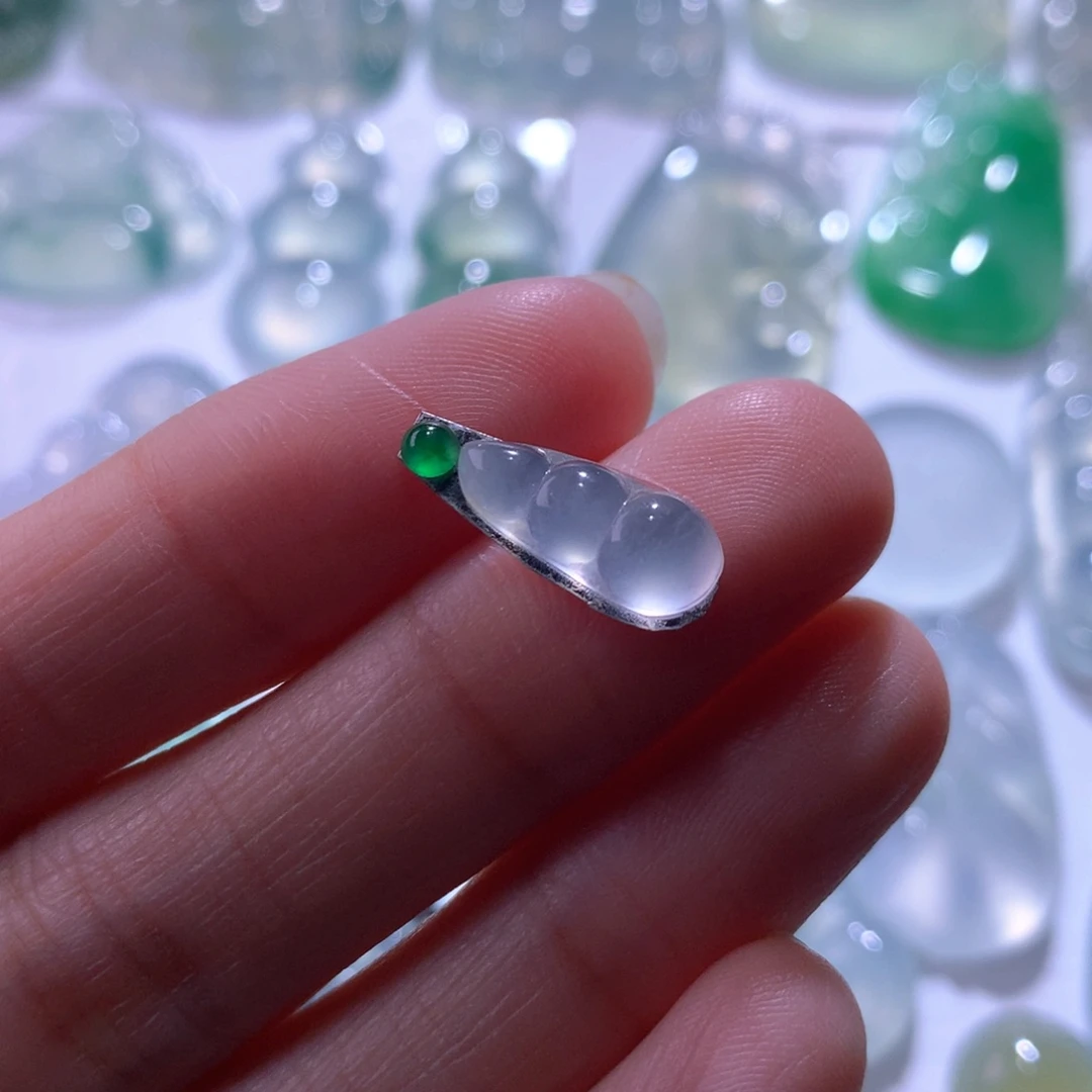 翡翠未镶嵌颈饰豆