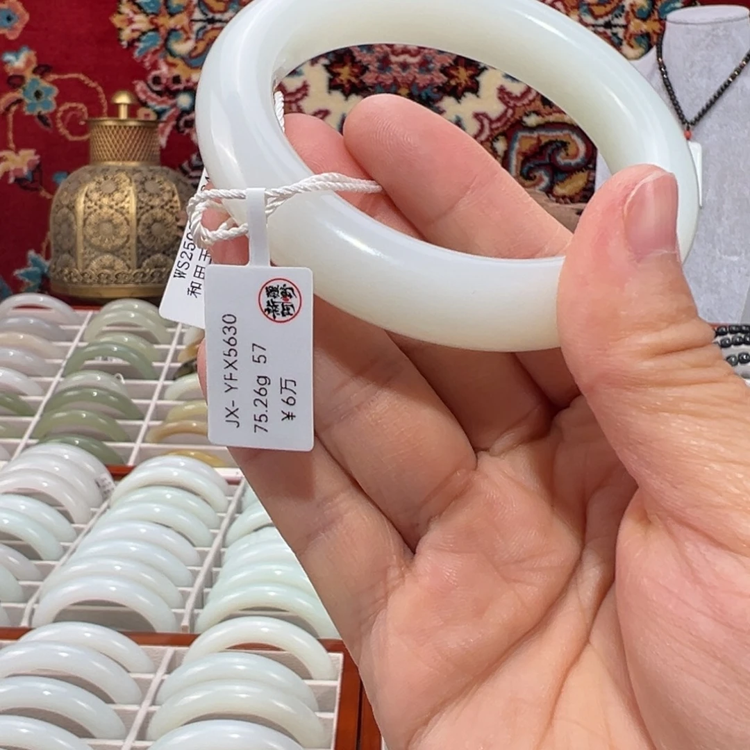 和田玉未镶嵌手镯天然优雅羊脂级且末老熟油糯