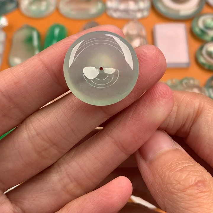 翡翠挂件未镶嵌…..