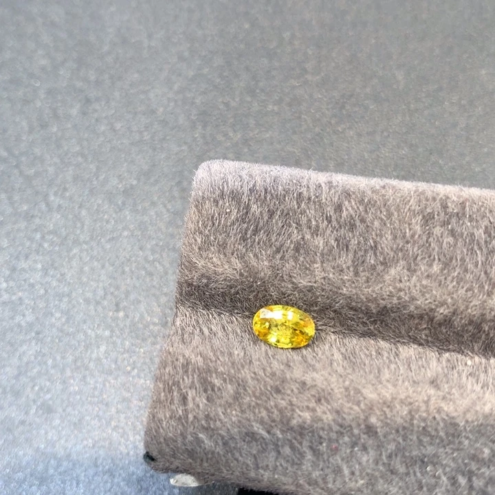 彩色蓝宝石裸石0.7克拉