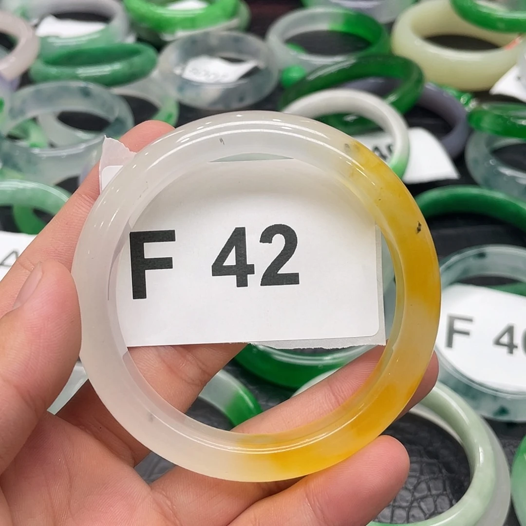 翡翠手镯未镶嵌默认瑕疵