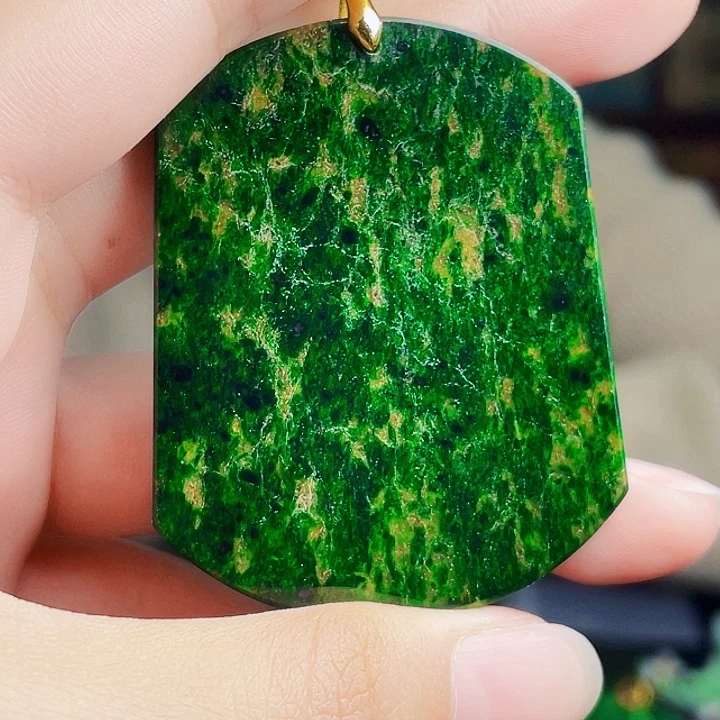 翡翠未镶嵌颈饰多样性