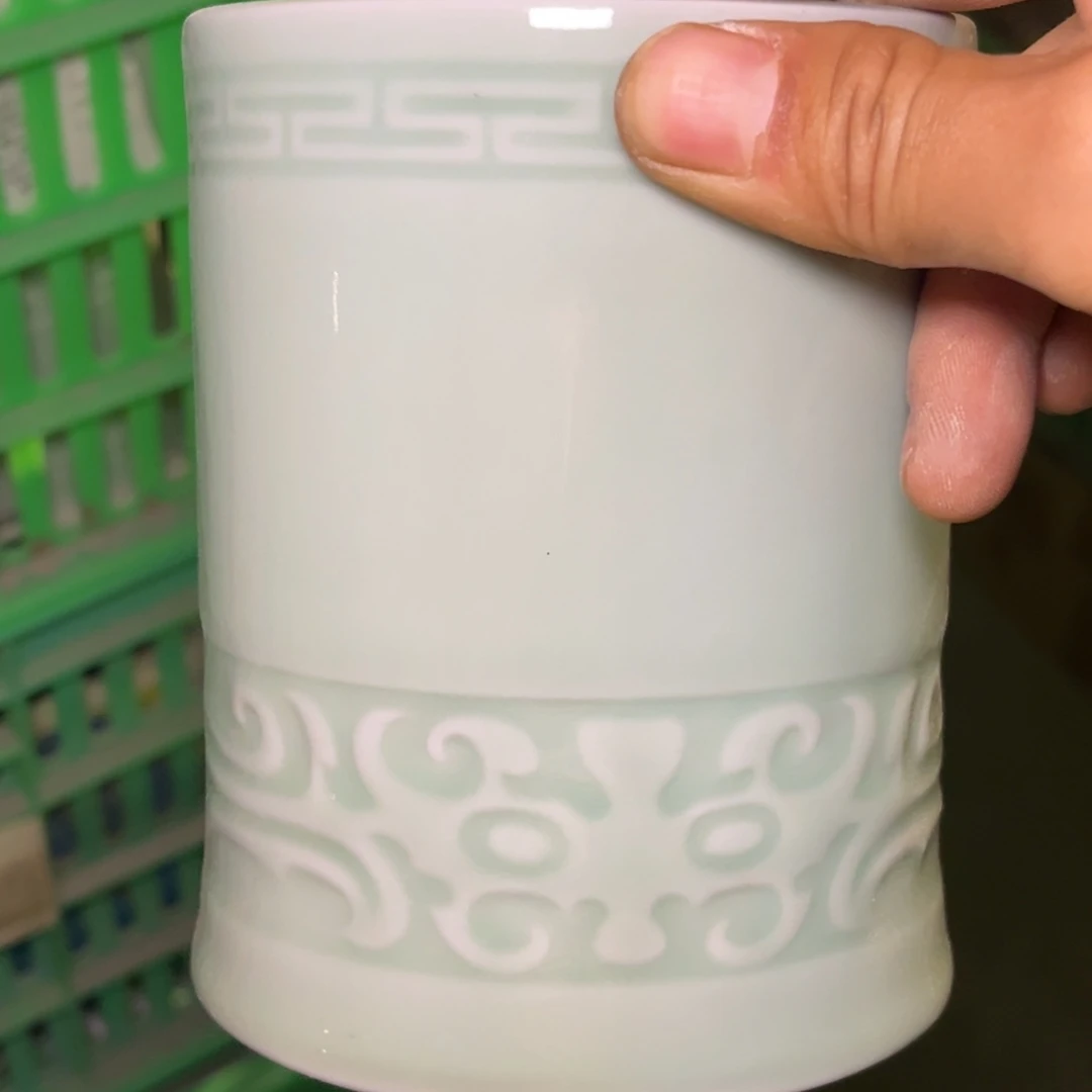 瓷瑕疵天青色笔筒一只