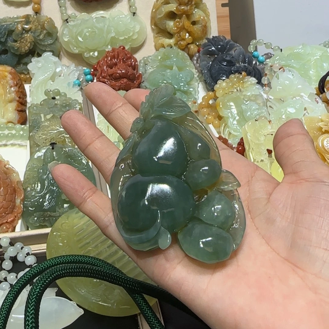 未镶嵌蛇纹石玉吊坠荔**?
