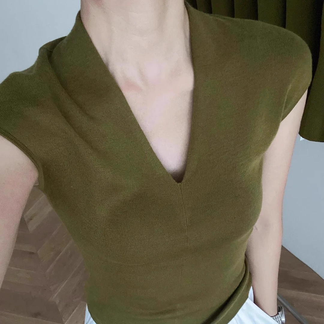 极简风深V领简约通勤短袖针织衫女2025夏季薄款显瘦包袖内搭上衣
