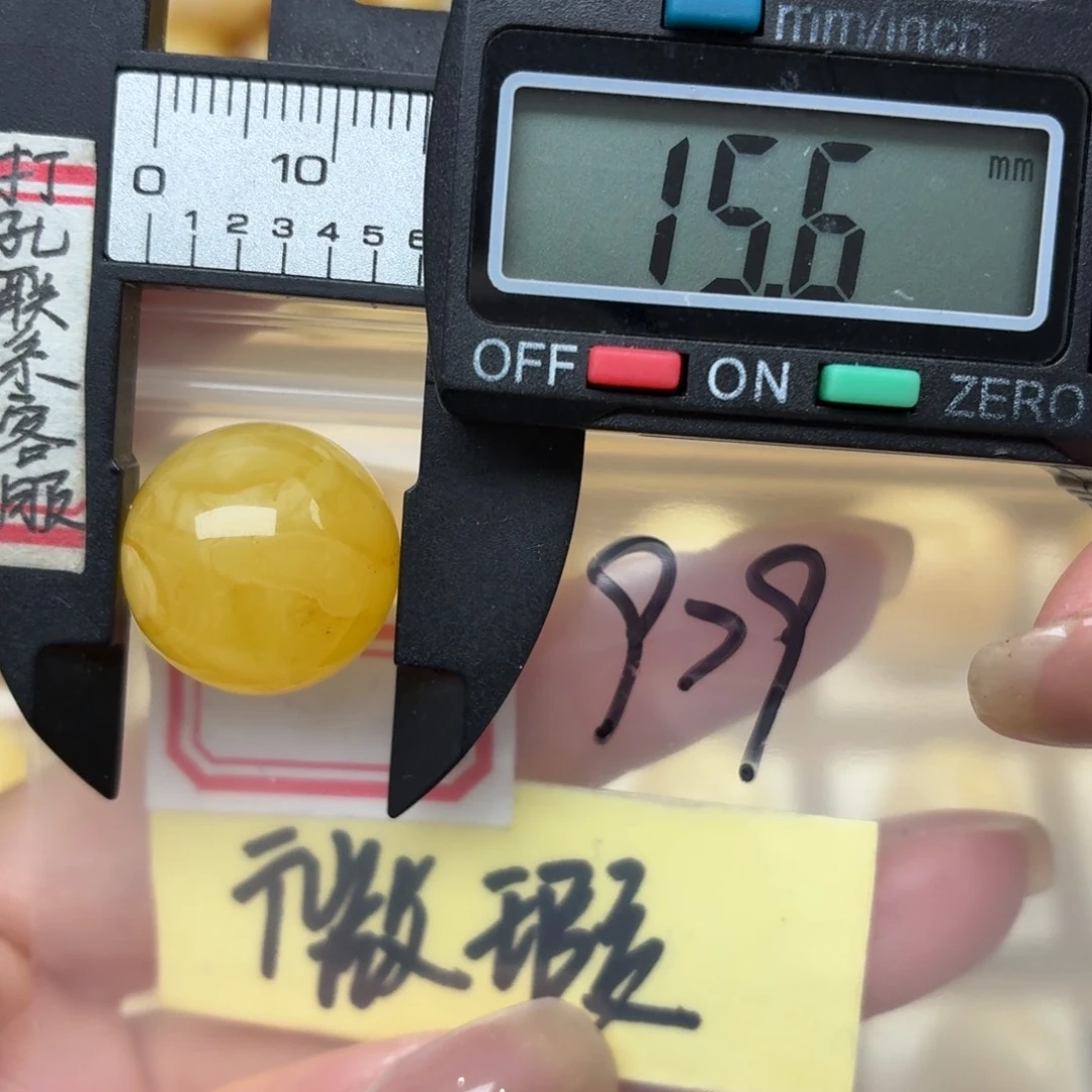 未镶嵌蜜蜡裸石大瑕