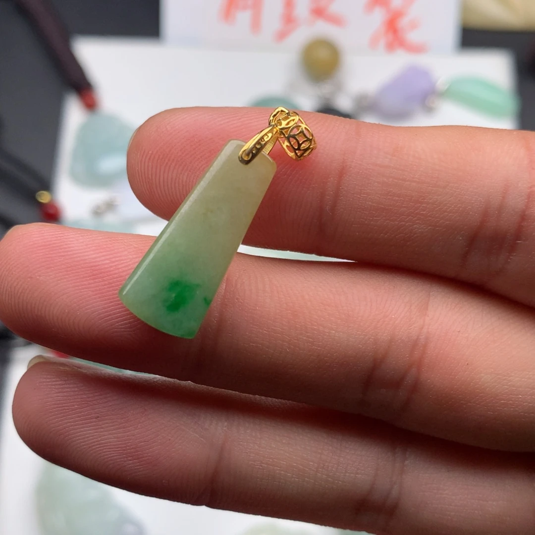 翡翠颈饰未镶嵌波****介