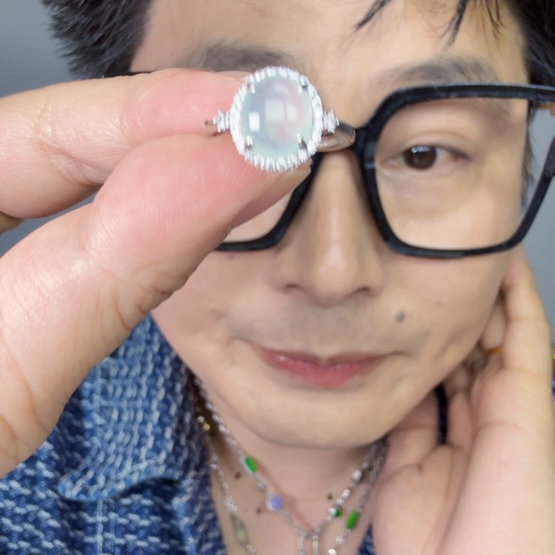 翡翠未镶嵌颈饰一件