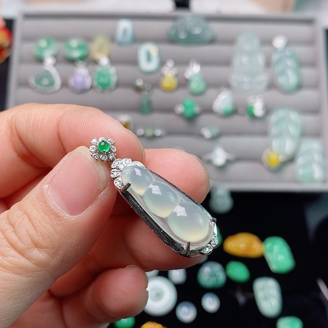 翡翠银S925镶嵌颈饰福豆