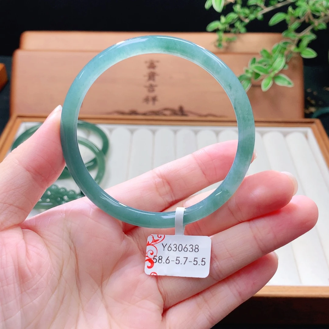 翡翠未镶嵌手镯（圆镯）