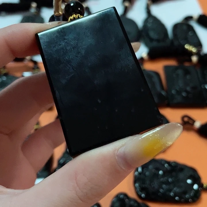 翡翠颈饰未镶嵌东**泳