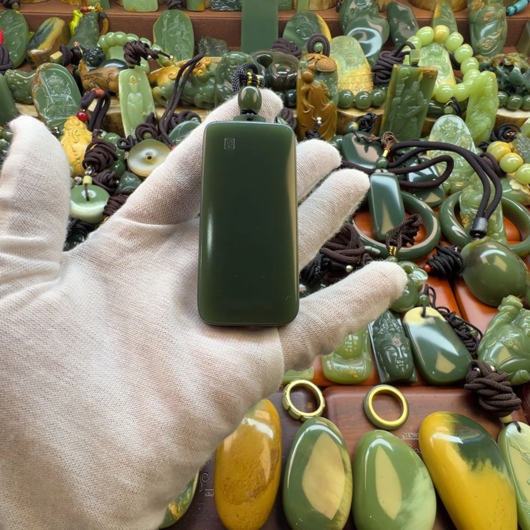 怀***谷岫岩老玉（透闪石质玉）未镶嵌颈饰