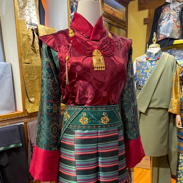 传统新款缎面藏式服装时尚百搭西藏服贵族气质显瘦