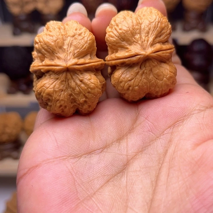 文玩核桃吊坠金尊龙脊M2