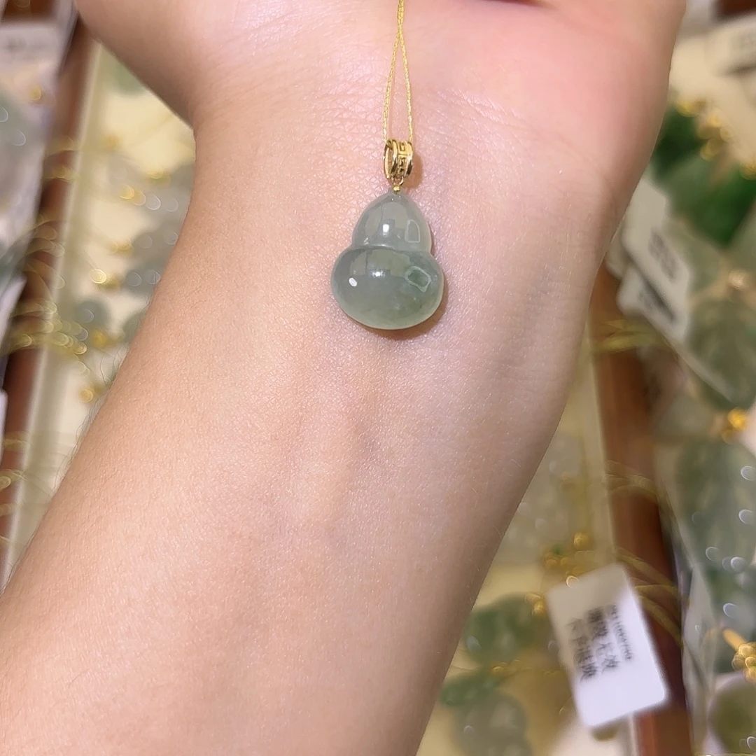 翡翠18K金镶嵌颈饰葫芦