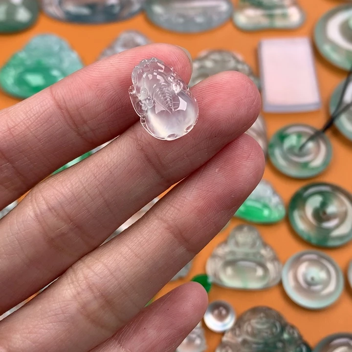 翡翠挂件未镶嵌……