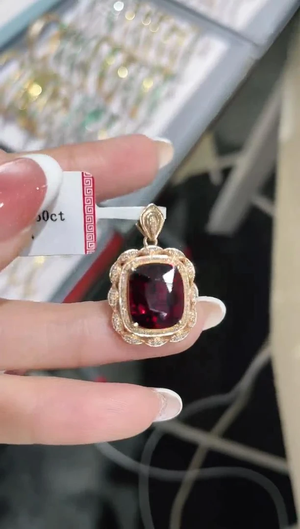 18K金镶嵌碧玺吊坠