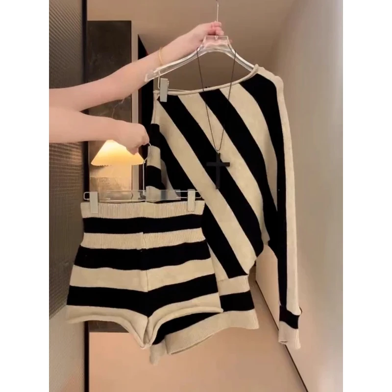 慵懒风韩系时尚穿搭一整套独特漂亮软糯条纹斜肩毛衣短裤套装女秋